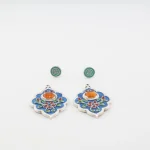 Orecchini reversibili smaltati cloisonné argento fatto a mano con lato floreale colorato Minakari persiano (blu, arancione, turchese) e lato inciso reverso