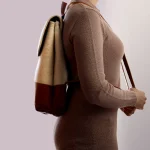 Donna che indossa zaino in feltro ricamato a mano con design lavanda all’aperto